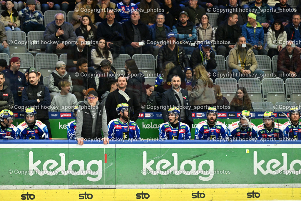 EC IDM WÄRMEPUMPEN VSV vs. Steinbach Black Wings Linz | Spielerbank EC VSV, #9 Alexander Rauchenwald EC VSV, Pierre Allard Headcoach EC VSV, EC IDM WÄRMEPUMPEN VSV vs. Steinbach Black Wings Linz, EC IDM WÄRMEPUMPEN VSV vs. Steinbach Black Wings Linz am 04.03.2026 in Villach (Stadthalle Villach), Austria, (Photo by Bernd Stefan)