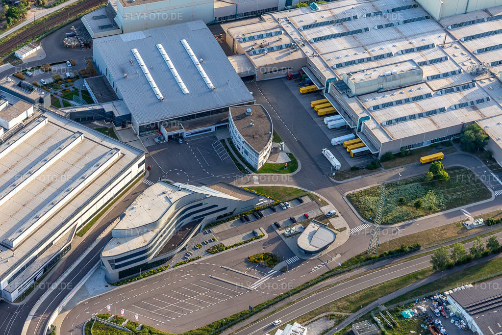 Luftbild: SEW-EURODRIVE GmbH & Co KG – Fertigungswerk und SCC Mechanik/Mechatronik im Ortsteil Graben in Graben-Neudorf im Bundesland Baden-Württemberg in Deutschland. Foto: IMG_133449.jpg vom 12.07.2022 durch Werner Riehm/FLY-FOTO.deWWW.SEW-EURODRIVE.DE