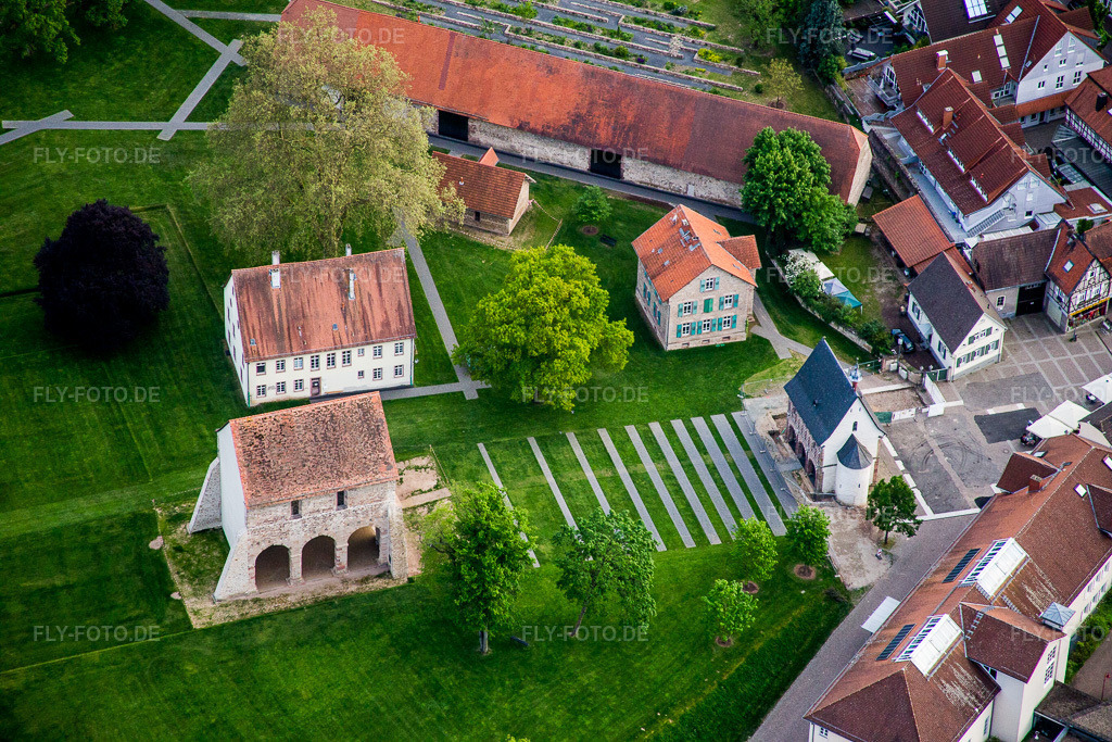 Luftbild: Gebäudekomplex des ehemaligen Klosters und heutigen UNESCO-Welterbestätte Kloster Lorsch in Lorsch im Bundesland Hessen in Deutschland. – Foto: IMG_088327.jpg vom 09.05.2016 durch Werner Riehm/FLY-FOTO.de – Auflösung des Originals: 5472 x 3648 px – Leichte Sprache