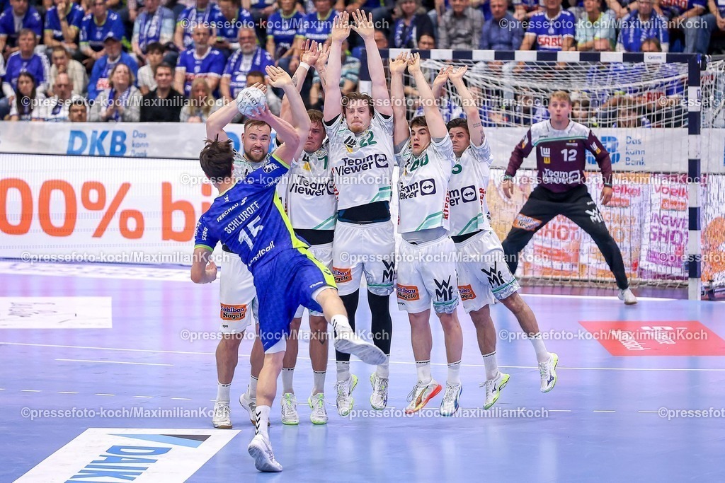 Gum30042601091 | 30.04.2026, Handball, 1. HBL, VfL Gummersbach - Frisch Auf! Göppingen, Saison 2025 / 2026 Herren, Schwalbe-Arena: Die Göppinger Mauer verteidigt beim Freiwurf von Miro Schluroff (VfL Gummersbach #15) das Tor  Ludvig Aström (Frisch Auf Göppingen #25)  Victor Klove (Frisch Auf Göppingen #07)  Erik Persson (Frisch Auf Göppingen #22) Elias Newel (Frisch Auf Göppingen #40)  Rutger ten Velde (Frisch Auf Göppingen #05) 