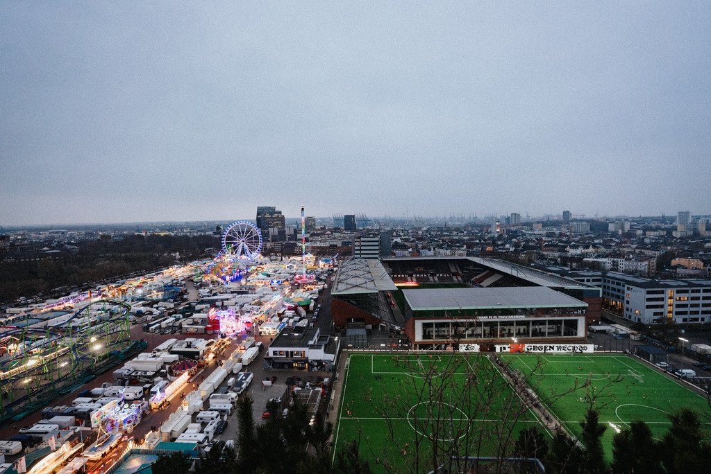DSC08247 | Der offizielle Shop für FC St. Pauli Fotos. Wähle aus Spielszenen & Fanmomenten dein FCSP Wunschformat. Wir liefern Millerntor-Atmosphäre.