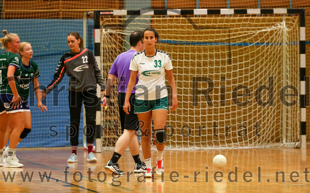 2023-09-16_063_TSV_Vaterstetten_gegen_SV_Muenchen_Laim | Baldham, Deutschland, 16.09.2023:
Handball, Bayernliga Frauen Staffel Süd 2023 / 2024, 1. Spieltag, TSV Vaterstetten gegen SV München Laim, Endergebnis: 23:34

Katrin Eisch (TSV Vaterstetten, #33)

Foto: Christian Riedel / fotografie-riedel.net