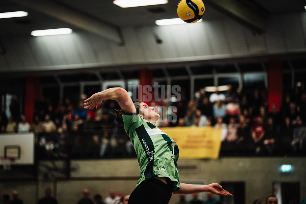 Volleyball | Frauen | Saison 2025/2026 | Volleyball Bundesliga | ETV Hamburger Volksbank Volleys vs. Ladies in Black Aachen | 29.10.2025 | Celine Jebens (#1, Ladies in Black Aachen) beim Angriff