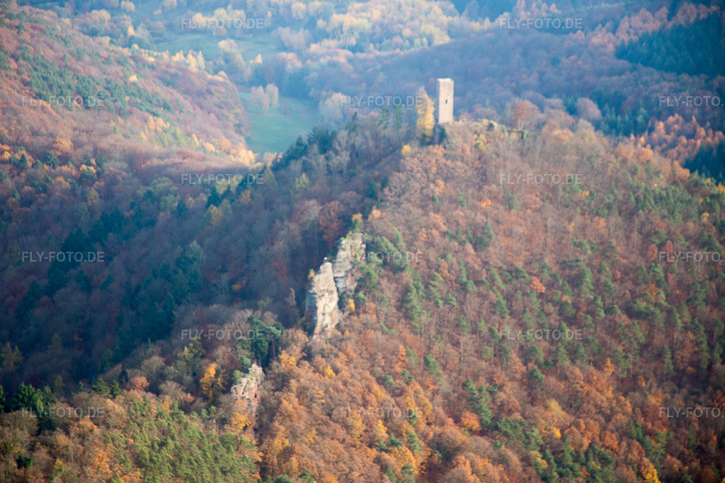 Luftbild: Burg Trifels in Annweiler am Trifels im Bundesland Rheinland-Pfalz in Deutschland. Foto: IMG_085136.jpg vom 08.11.2015 durch Werner Riehm/FLY-FOTO.de