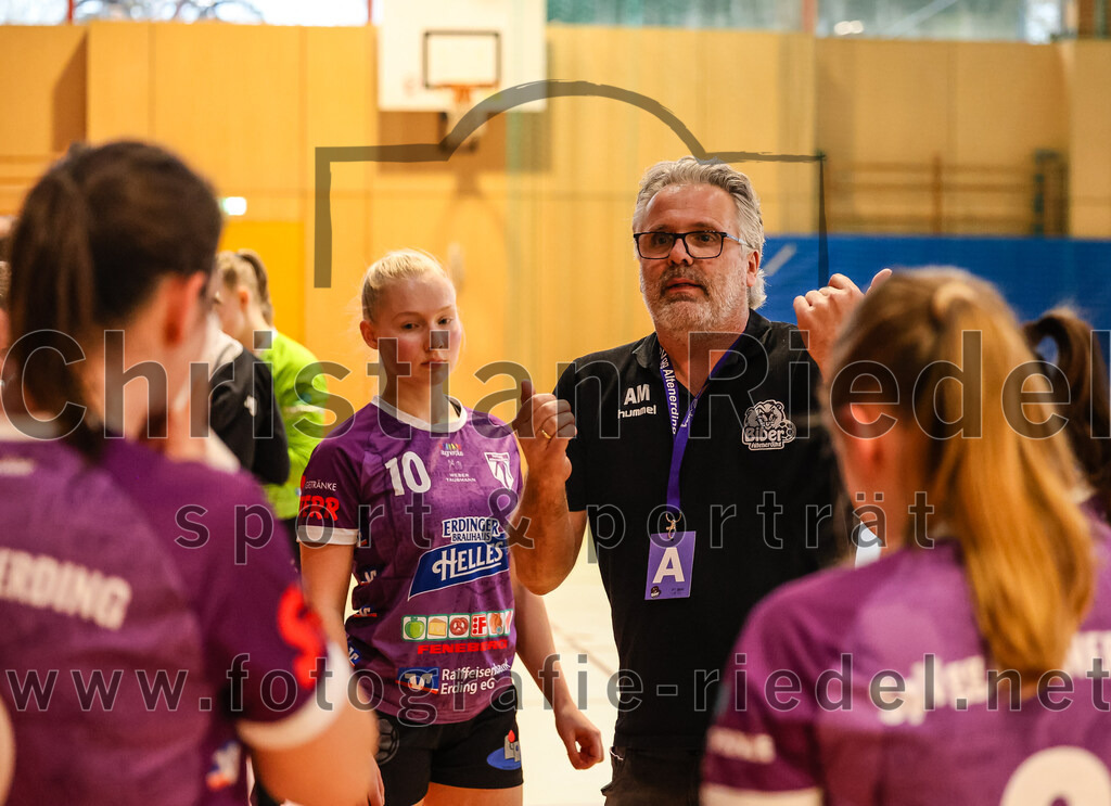 2024-03-09_050_SpVgg_Altenerding_gegen_Eintracht_Dachau-Karlsfeld | Erding, Deutschland, 09.03.2024:
Handball, Bezirksoberliga Frauen Altbayern 2023 / 2024, 17. Spieltag, SpVgg Altenerding gegen Eintracht Dachau-Karlsfeld, Endergebnis: 26:25

Lena Popp (SpVgg Altenerding, #10), Trainer Andreas Mittermeier (SpVgg Altenerding)

Foto: Christian Riedel / fotografie-riedel.net