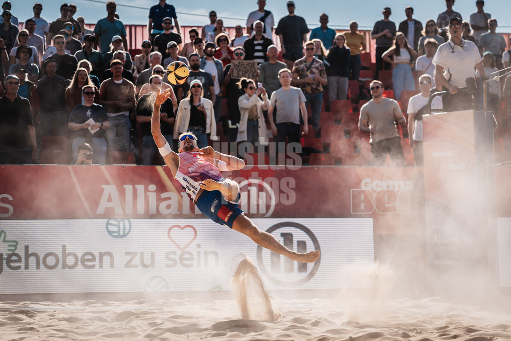 Beachvolleyball | Männer | Allianz German Beach Tour 2025 | Tourstop Düsseldorf | 09.05.2025 | David Poniewaz spielt den Ball aus ungünstiger Lage artistisch