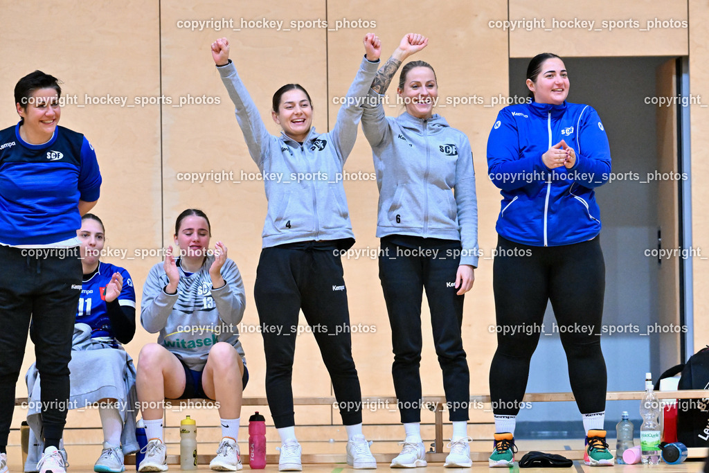 SC Ferlach Damen vs. Hypo Niederösterreich 18.11.2023 | Jubel Spielerbank SC Ferlach Damen, Headcoach SC Ferlach Damen Kanjugovic Iva, SENITZA Luisa Marina, KAVALAR Anna-Maria, #12 Segota Helena