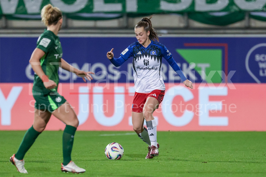 Fussball, Google Pixel Frauen-Bundesliga, VfL Wolfsburg - Hamburger SV | Emilia Hirche (Hamburger SV, 20) am Ball, Einzelbild, Ganzkörper, Aktion, Action, Spielszene, DIE DFB-RICHTLINIEN UNTERSAGEN JEGLICHE NUTZUNG VON FOTOS ALS SEQUENZBILDER UND/ODER VIDEOÄHNLICHE FOTOSTRECKEN. DFB REGULATIONS PROHIBIT ANY USE OF PHOTOGRAPHS AS IMAGE SEQUENCES AND/OR QUASI-VIDEO.