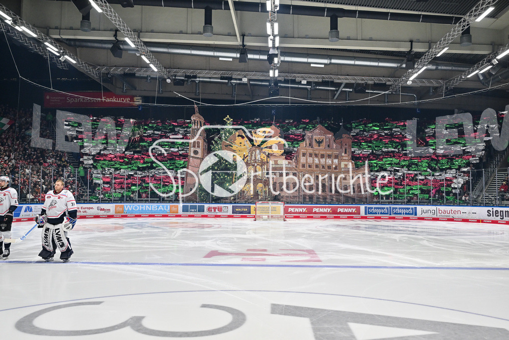 Augsburger Panther - Nürnberg Ice Tigers | AUGSBURG, GERMANY - 23. DECEMBER: Die Fans des AEV haben einen Choreographie vorbereitet / Choreo / Weihnachtsmarkt / Rathaus vor dem Match zwischen den Augsburger Panthern und den Nürnberg Ice Tigers am 31. Spieltag der Penny DEL im Curt Frenzel Stadion