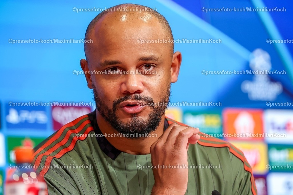 UCL22102501148 | 22.10.2025, Fußball, UEFA Champions League, FC Bayern München - Club Brügge, Allianz Arena, Saison 2025 2026: Cheftrainer Vincent Kompany (FC Bayern Muenchen #hc) bei der Pressekonferenz nach dem SpielRegulations prohibit any use of photographs as image sequences and or quasi-video.