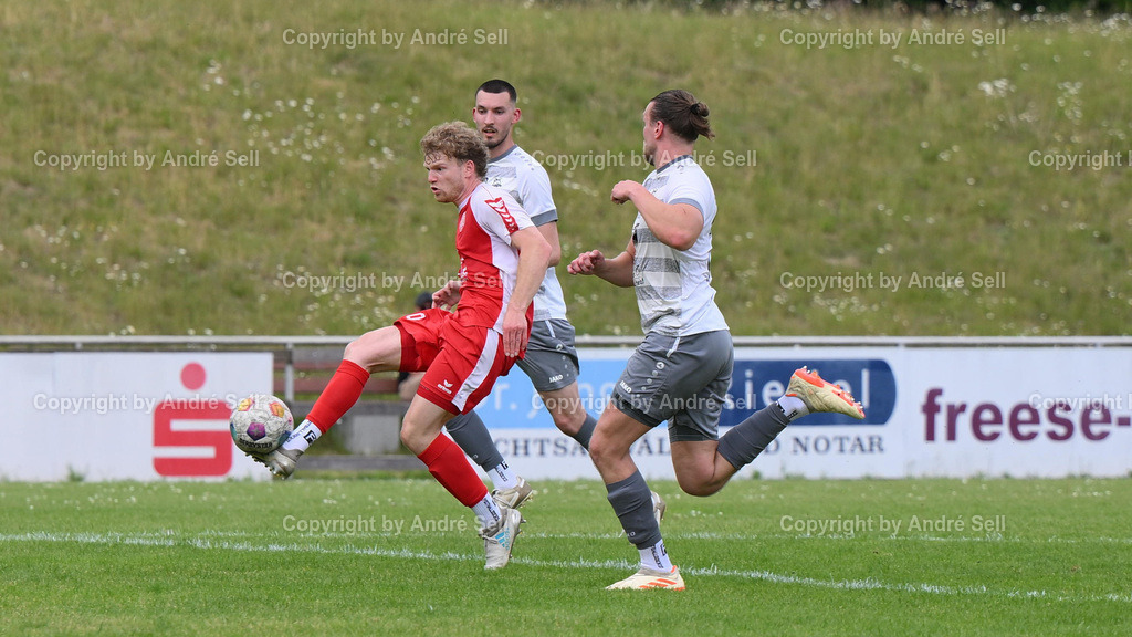 TSV Bordesholm vs Preetzer TSV | Rune Möller (Bordesholm #10 schiesst den Ball über das Tor) / Max-Matthis Wichelmann (Preetz #20 hinten) &amp; Felix Ziebell (Preetz #31) / Fußball-Landesliga Holstein Männer 2024/2025 / TSV Bordesholm vs Preetzer TSV / Sportanlage Platz A / Bordesholm / 31.05.25 - Realisiert mit Pictrs.com