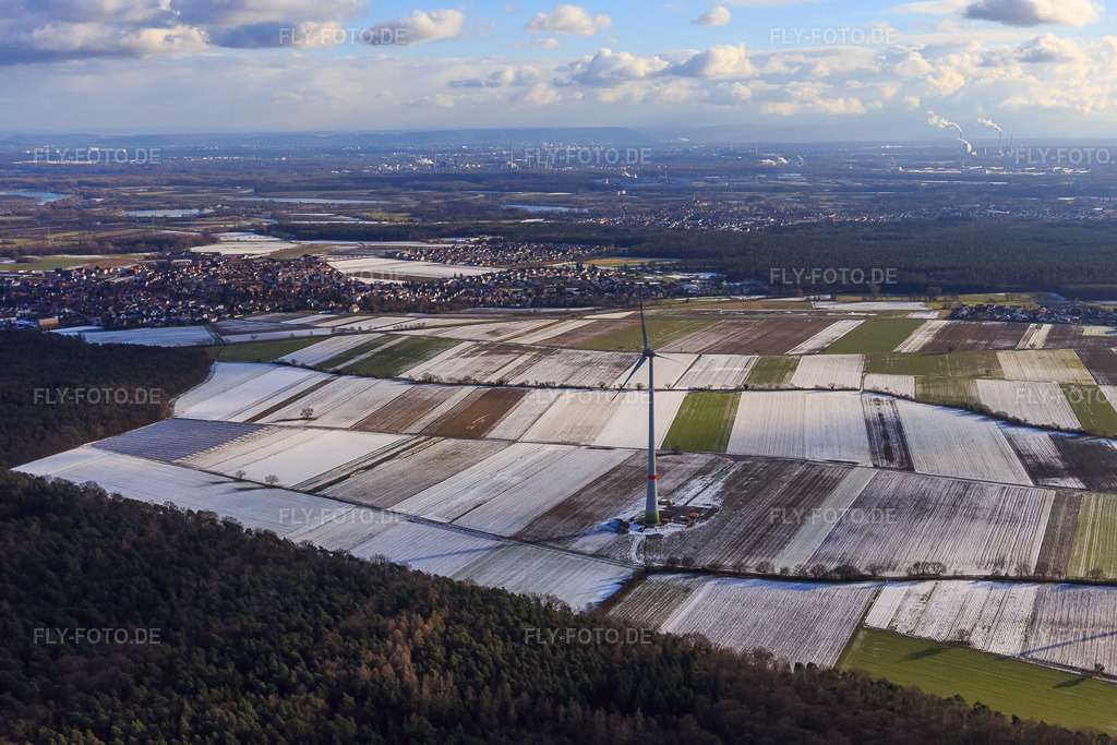 Luftbild: Das erste Windrad des Hatzenbühler Windparks im Winter bei Schnee in Hatzenbühl im Bundesland Rheinland-Pfalz in Deutschland. Foto: IMG_096270.jpg vom 15.01.2017 durch Werner Riehm/FLY-FOTO.de