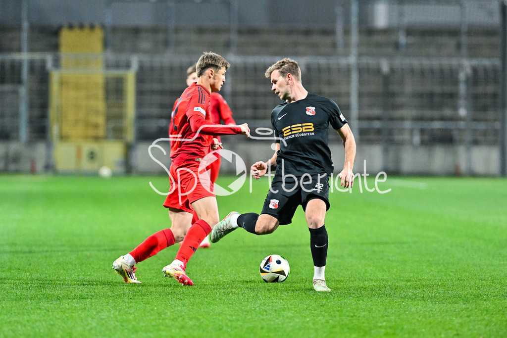 FC Bayern Amateure - SpVgg Hankofen-Hailing | im Duell Magnus DALPIAZ (FC Bayern München II #2) und Tobias LERMER (Hankofen 22) / Zweikampf / Regionalliga Bayern: FC Bayern Muenchen II - SpVgg Hankofen-Hailing, Gruenwalder Stadion am 28.03.2025