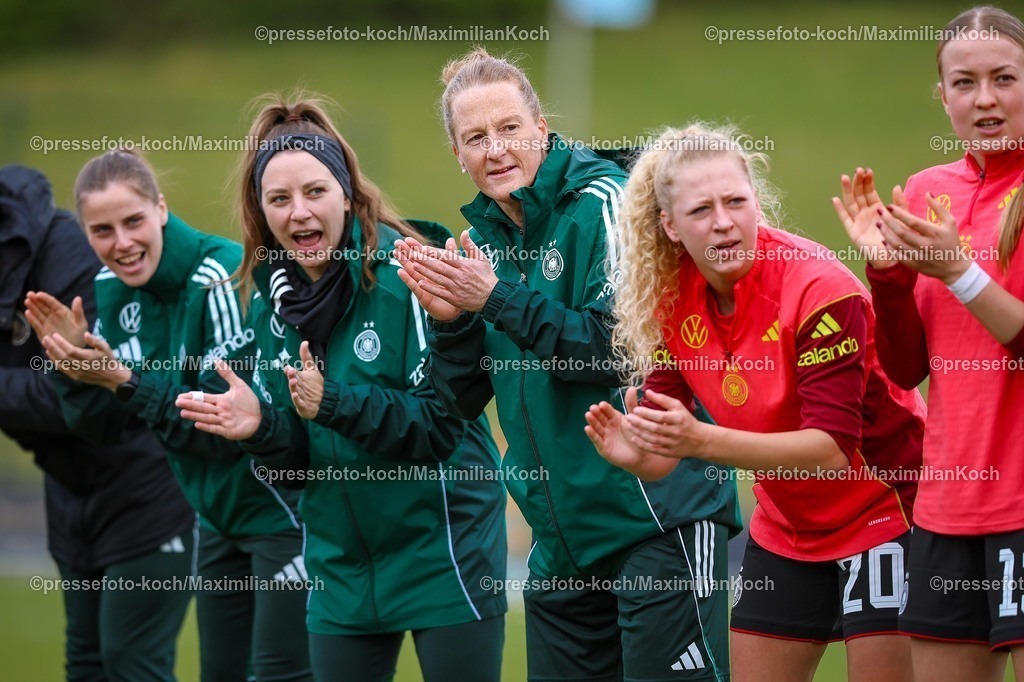 xKWIx10042601007 | 2026.04.10, xkwix, Fußball, UEFA Women's UNDER 19 Championship qualification, Republic of Ireland - Germany, Uhlenkrugstadion, Runde 2 1.Spieltag, Saison 2025 / 2026: Melanie Behringer (Deutschland U19 Frauen Coach) klatscht mit Spielerinnen und Betreuern die sich aufwärmenden Spielerinen DFB regulations prohibit any use of photographs as image sequences and or quasi-video. Photo: xKamilxWilkowskixPressefotoKochx