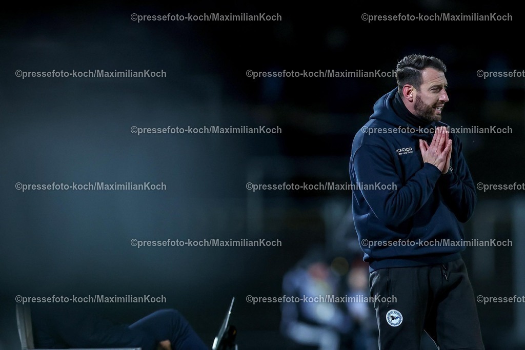 BVBII26012502091 | 26.01.2025, Fußball, 3.Liga, Borussia Dortmund II - Arminia Bielefeld, Stadion Rote Erde, Saison 2024 2025: Cheftrainer Daniel Stendel (Hannover96 II) gestikulierend am SpielfeldrandDFB regulations prohibit any use of photographs as image sequences and or quasi-video.