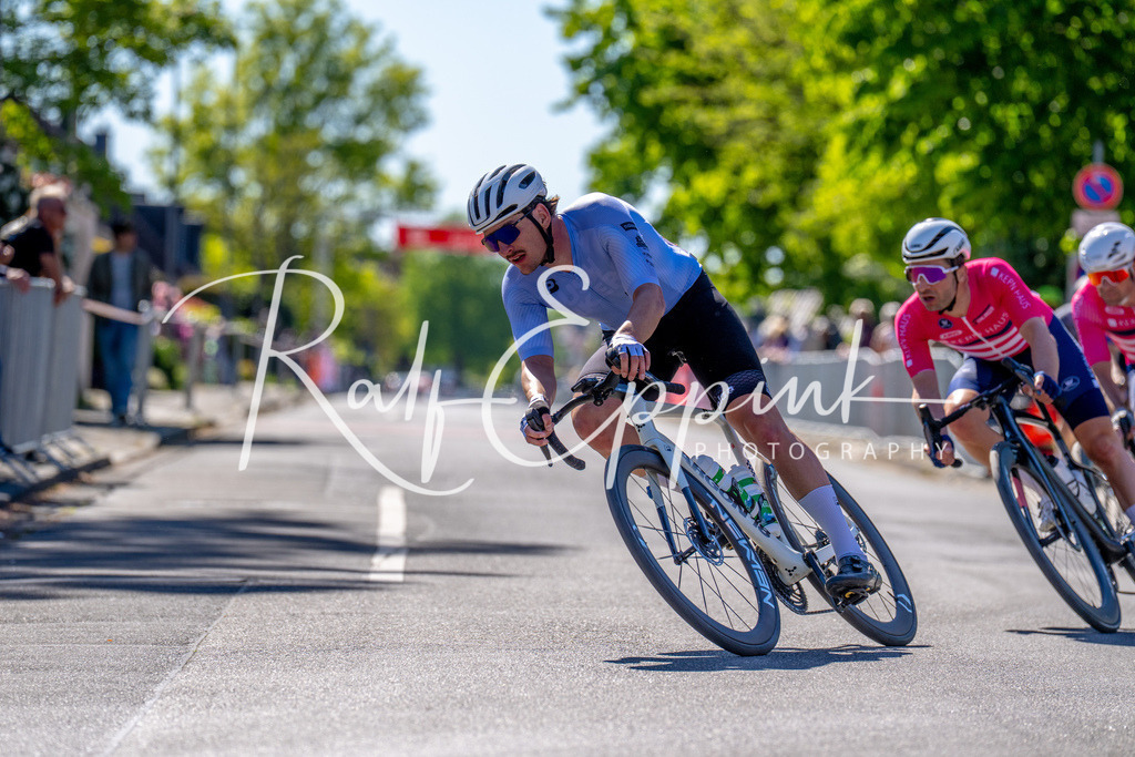 Spurt in den Mai 2026 - Großer Preis der Sparkasse Neuss | Annual one-day road cycling race "Großer Preis der Sparkasse Neuss" held in Büttgen, Germany, organized by VfR Büttgen 1912 e.V. The event features multiple races across all age categories from U11 youth to Elite men. - Realisiert mit Pictrs.com