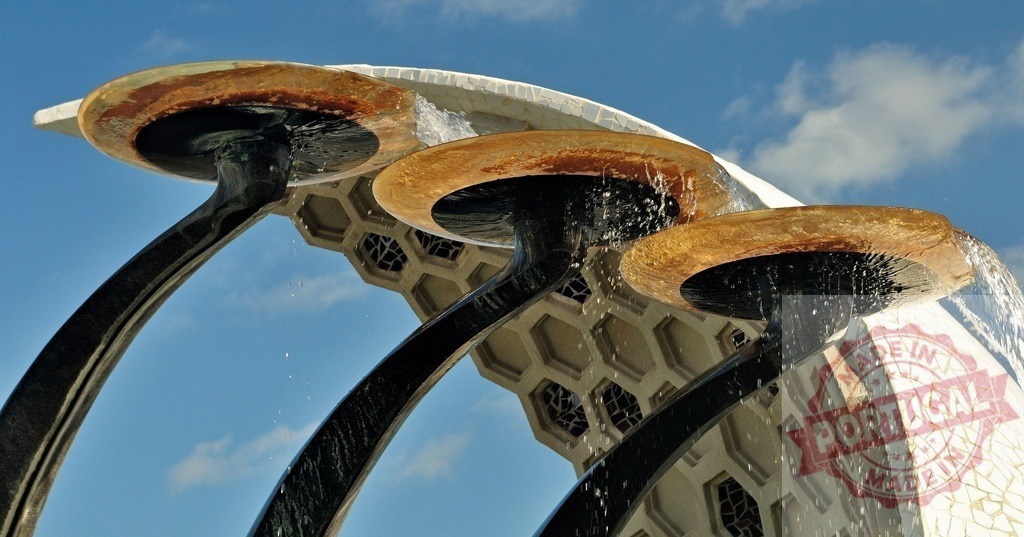 Omar Khayyam monument fountain flowing water in Neyshabur | Omar Khayyam monument fountain featuring water flowing from mushroom-shaped structures under a blue sky - Realisiert mit Pictrs.com