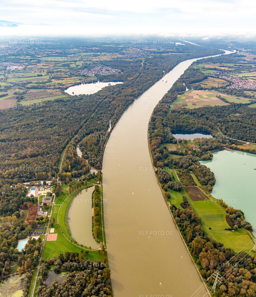 Luftbild: Rhein mit Hochwasser am Rheinstrandbad Rappenwört im Ortsteil Daxlanden in Karlsruhe im Bundesland Baden-Württemberg in Deutschland. Foto: IMG_143600.jpg vom 06.10.2024 durch Werner Riehm/FLY-FOTO.deRheinstrandbad Rappenwört | Karlsruher Baeder - Entdecke die Vielfalt