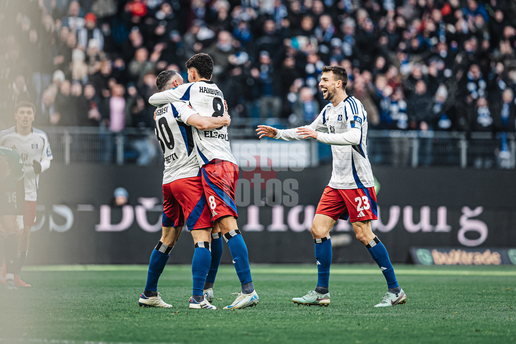 Fußball | Männer | Saison 2024/2025 | 2. Fußball-Bundesliga | 20. Spieltag | Hamburger SV vs. Hannover 96 | 02.02.2025 | Torjubel beim HSV nach dem Tor von Silvan Hefti (#30, HSV) links, in der mitte Daniel Elfadli (#8, HSV) rechts Jonas Meffert (#23, HSV)