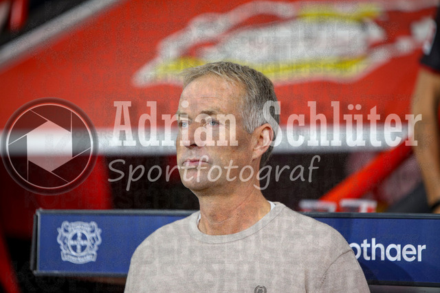 Bayer 04 Leverkusen vs Eintracht Frankfurt - Bundesliga  | Leverkusen, Deutschland, 12.09.25:   Trainer Kasper Hjulmand (Bayer 04 Leverkusen) schaut waehrend des Spiels der Bundesliga zwischen  Bayer 04 Leverkusen vs Eintracht Frankfurt in der BayArena(Foto von Brauer-Fotoagentur / Adrian Schlueter)