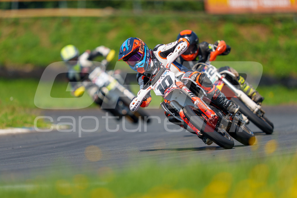 G-Cup + Supermoto Staatsmeisterschaft + Hungarian Supermoto Championship | GRIPcapture steht für authentische Sportfotografie in Österreich – für Momente, die mehr sind als Geschwindigkeit oder Ergebnis. Es geht um Emotion, Spannung, Fokus und den Augenblick, der oft nur einen Wimpernschlag dauert.Ob Motorsport, Teamsport oder 