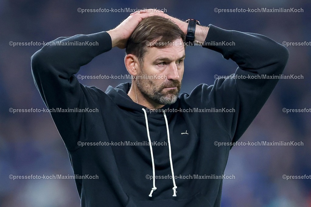 S0426092501217 | 25.09.2025, Fußball, FC Schalke 04 - SpVgg Greuther Fürth, 7.Spieltag, 2. Fußball Bundesliga, Veltins-Arena Gelsenkirchen, Saison 2025 2026: Cheftrainer Thomas Kleine (Greuther Fürth #hc) steht enttäuscht gestikulierend an der Seitenlinie und schlägt die Hände über dem Kopf zusammenDFB regulations prohibit any use of photographs as image sequences and or quasi-video.