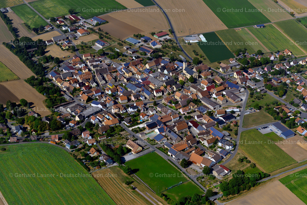 3650464 | SONDERHOFEN 13.09.2016 Stadtansicht vom Stadtrand angrenzend an landwirtschaftliche Feldern  in Sonderhofen im Bundesland Bayern, Deutschland // City view from the outskirts with adjacent agricultural fields  in Sonderhofen in the state Bavaria, Germany Foto: Gerhard Launer