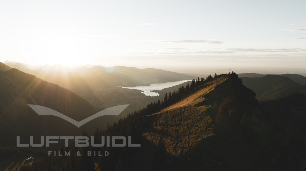 Dei Bodenschneid im Gegenlicht der untergehenden Sonne; S13 | LuftBuidl Tegernsee - Realisiert mit Pictrs.com