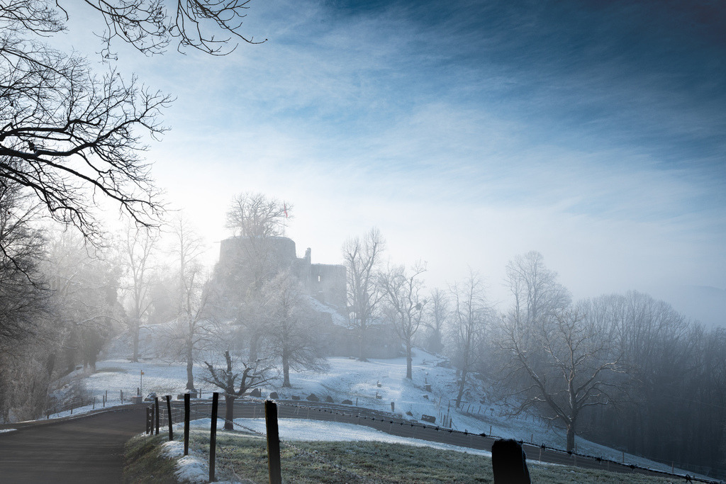 Winter bei der Ruine Dorneck | Aufziehender Nebel von Dornach auf die Burgruine Dorneck - Realisiert mit Pictrs.com