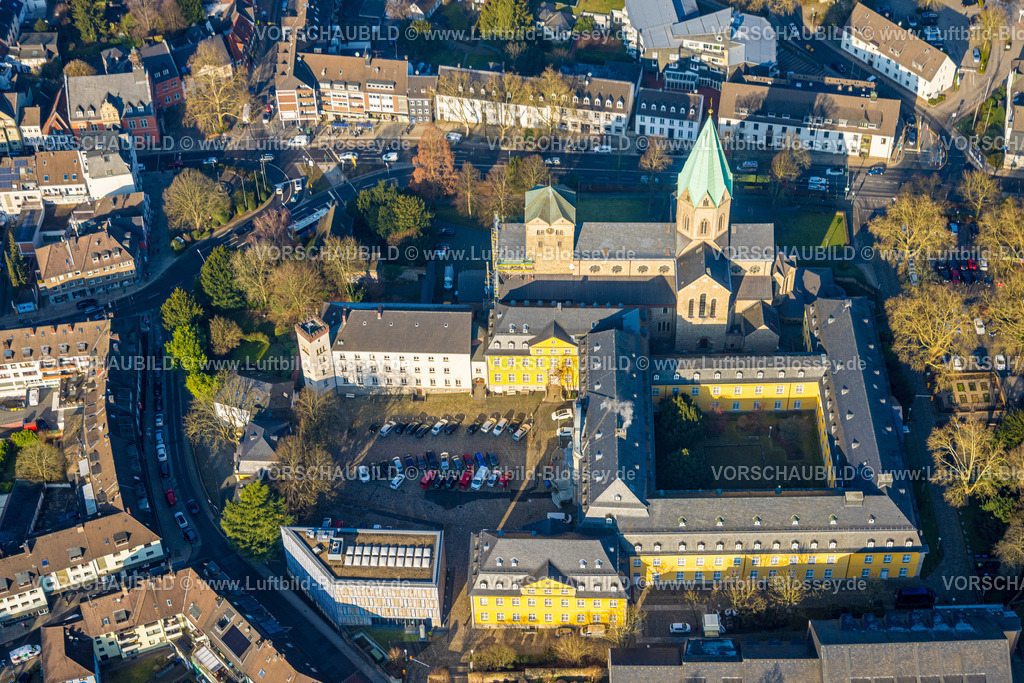 Essen260100795 | Luftbild, Folkwang Universität der Künste, Basilika St. Ludgerus kath. Kirche  mit Baustelle und Fassadengerüst, Werden, Essen, Ruhrgebiet, Nordrhein-Westfalen, Deutschland