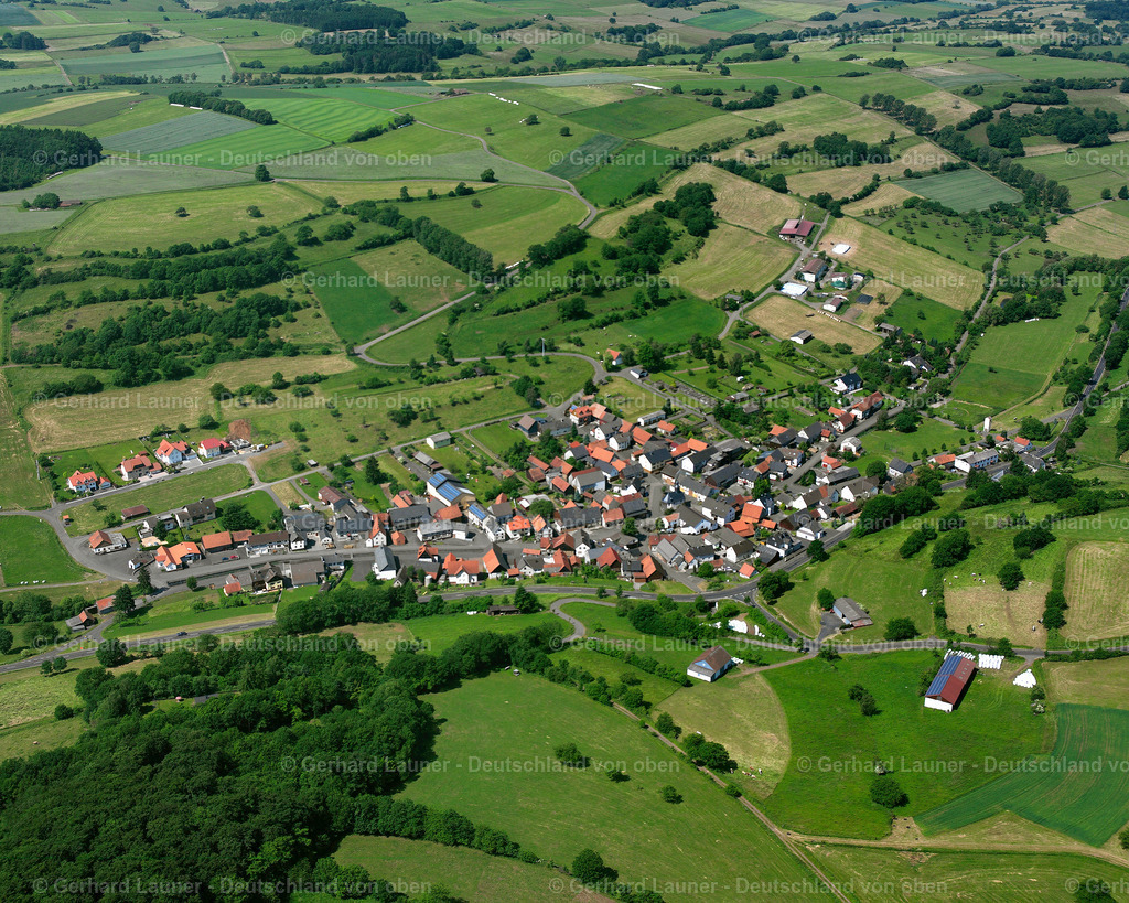 2614761 | UNTER-SEIBERTENROD 09.06.2006 Landwirtschaftliche Nutzflächen und Feldgrenzen  umsäumen das Siedlungsgebiet des Dorfes in Unter-Seibertenrod im Bundesland Hessen, Deutschland // Agricultural land and field boundaries surround the settlement area of the village  in Unter-Seibertenrod in the state Hesse, Germany Foto: Gerhard Launer