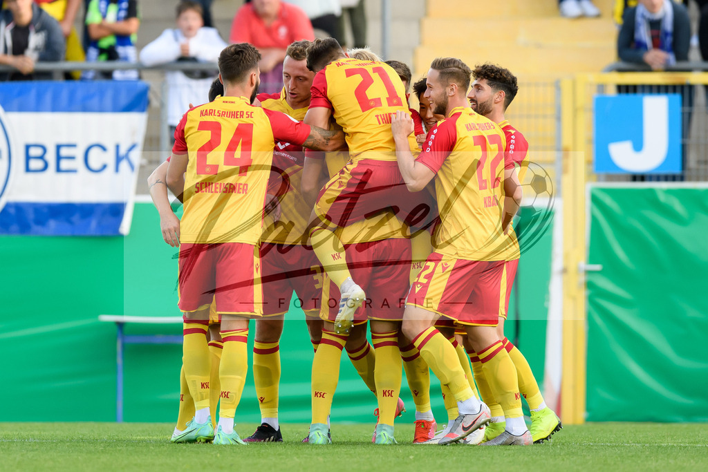 LOTKSC20210809_034 | Fussball, Herren: Philipp Hofmann (Karlsruher SC) Torjubel, jubelt mit seiner Mannschaft nach dem Treffer zum 0:2 beim Spiel der 1. Runde im DFB-Pokal zwischen SF Lotte und Karlsruher SC im Stadion am Lotter Kreuz am 09.08.2021 in Lotte, Deutschland.DFB / DFL REGULATIONS PROHIBIT ANY USE OF PHOTOGRAPHS AS IMAGE SEQUENCES AND/OR QUASI-VIDEO. - Realisiert mit Pictrs.com