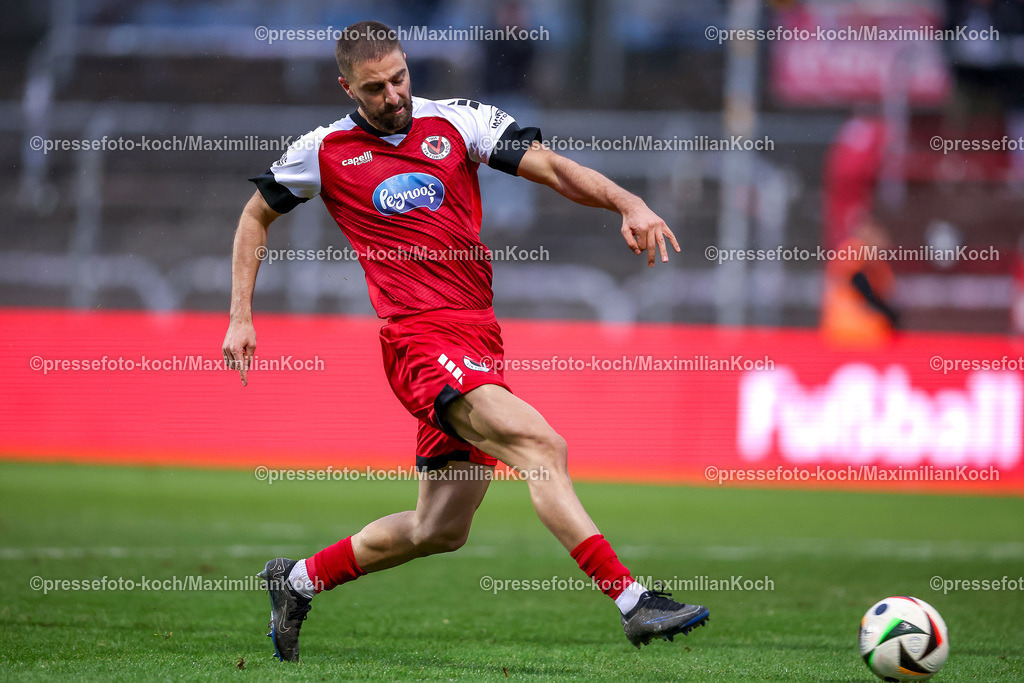 FCVK21122401082 | 21.12.2024, Fußball, FC Viktoria Köln – SV Sandhausen, 3.Liga, Sportpark Höhenberg, Saison 2024 2025: Torjubel nach dem Tor zum 1:0 durch Torschütze Serhat-Semih Güler (Viktoria Köln #30) Schuss TorschussDFB regulations prohibit any use of photographs as image sequences and or quasi-video.