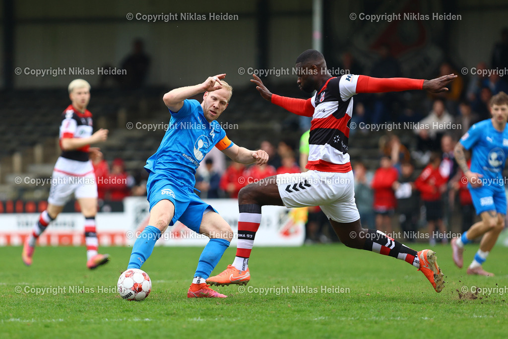 NH_Altona93_BWLohne_RegionalligaNord_18042026 | #23 Gideon Baur (Altona 93), #21 Thorsten Tönnies (Blau-Weiß Lohne)Fußball I Herren I Regionalliga Nord I Saison 2025-2026 I 30. Spieltag I Altona 93 - BW Lohne I 18.04..2026 I Adolf-Jäger-Kampfbahn