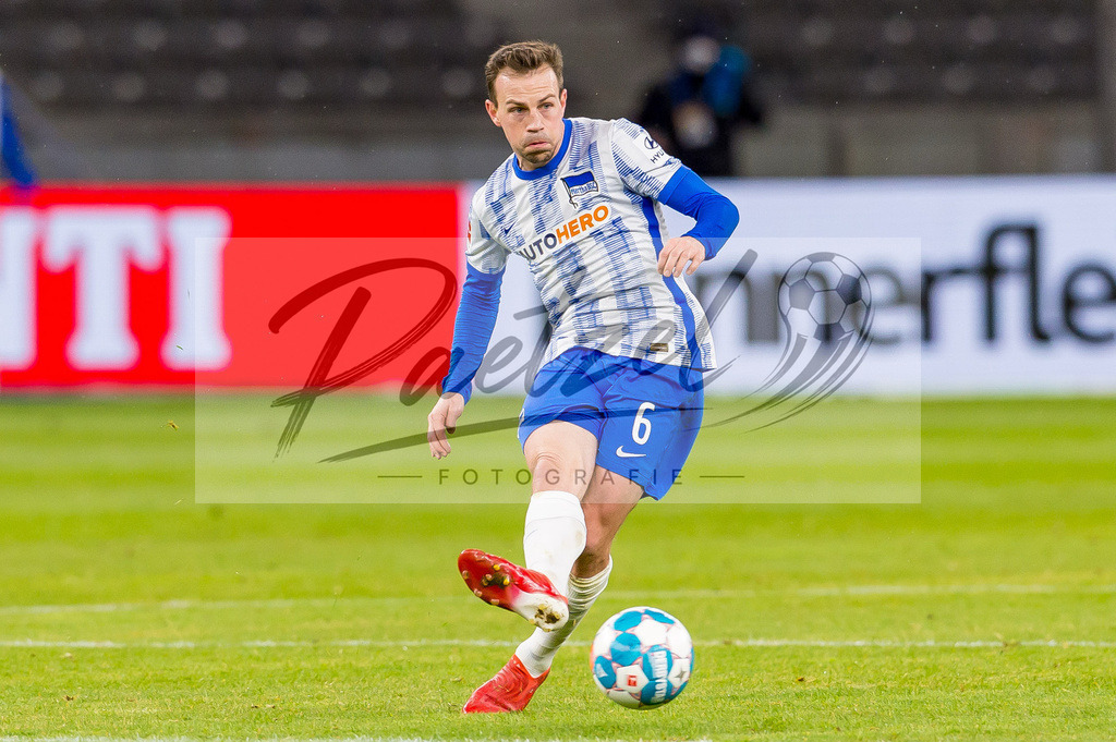 HERBOC20220204_246 | Fussball, Herren: Vladimir Darida (Hertha BSC) in Aktion, am Ball, Einzelaktion bei dem Spiel der 1. Bundesliga zwischen Hertha BSC und VfL Bochum im Olypiastadion am 04.02.2022 in Berlin, Deutschland.DFB / DFL REGULATIONS PROHIBIT ANY USE OF PHOTOGRAPHS AS IMAGE SEQUENCES AND/OR QUASI-VIDEO. - Realisiert mit Pictrs.com