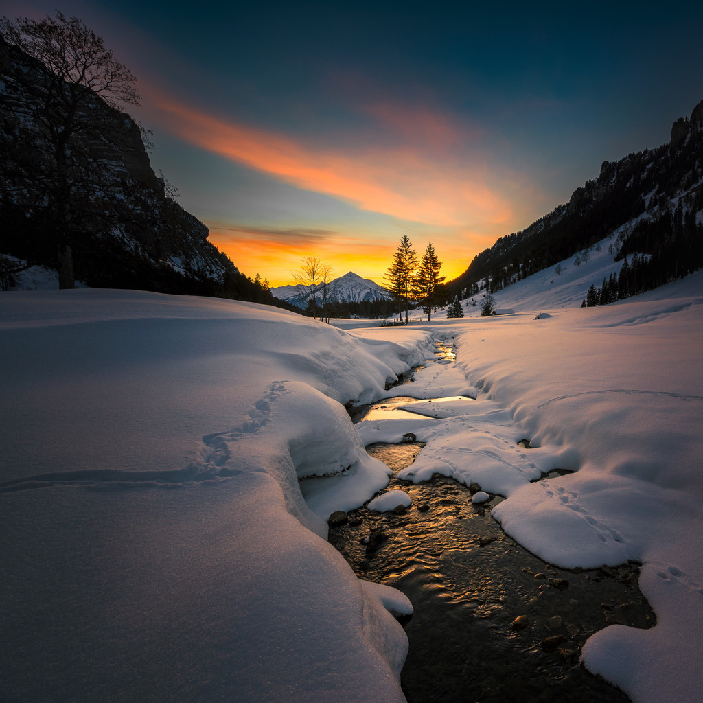 Grönbach im Schnee | #Grönbach im Schnee
Bei diesem Bild tat ich mich mit dem Format schwer. Ich bevorzuge allgemein und in der Landschaftsfotografie speziell das Querformat und ich bemühe mich, bereits bei der Aufnahme den endgültigen Ausschnitt festzulegen. 
Hier habe ich zuerst das Querformat stark beschnitten (14mm Brennweite war die falsche Wahl), dann Hochformat versucht und bin schliesslich beim Quadrat gelandet. Das finde ich hier passend.

Grönbach in the snow
I struggled with the format of this picture. In general and in landscape photography in particular, I prefer the landscape format and I try to determine the final detail when taking the picture.
Here I first cropped the landscape format heavily (14mm focal length was the wrong choice), then tried portrait format and ended up with the square. I find that appropriate here. - Realisiert mit Pictrs.com
