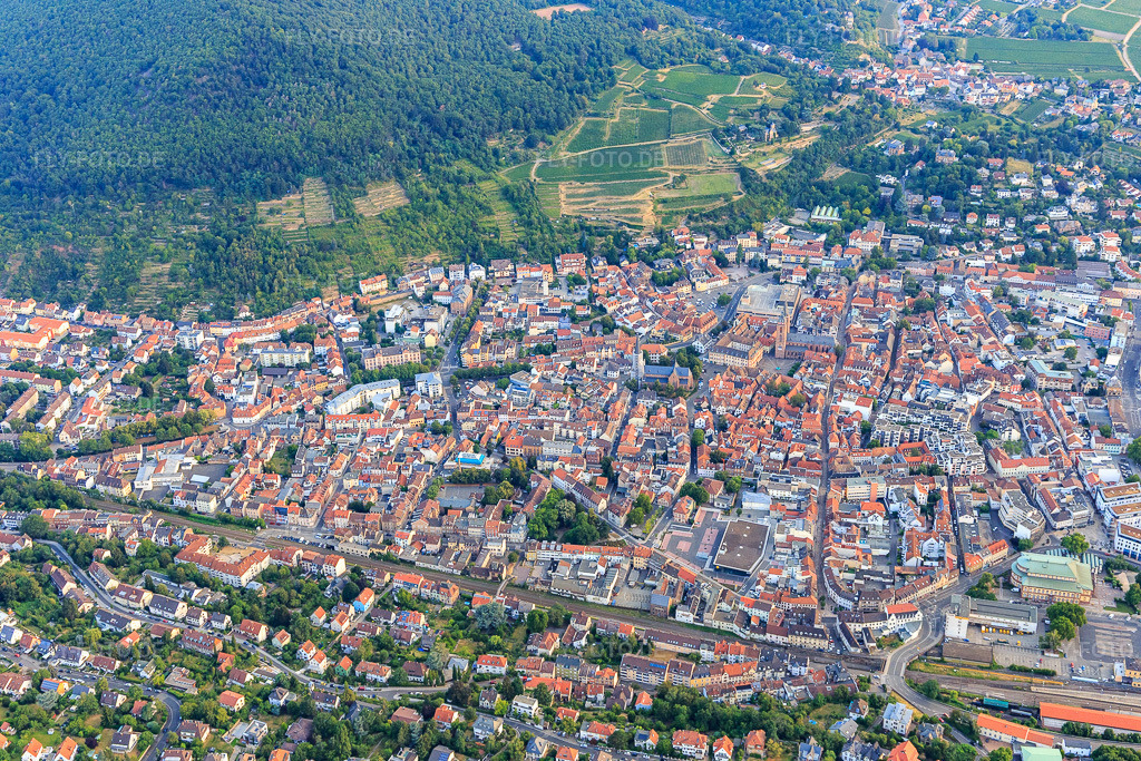 Luftbild: Stadtübersicht von Süden in Neustadt an der Weinstraße im Bundesland Rheinland-Pfalz in Deutschland. Foto: IMG_108845.jpg vom 15.07.2018 durch Werner Riehm/FLY-FOTO.de