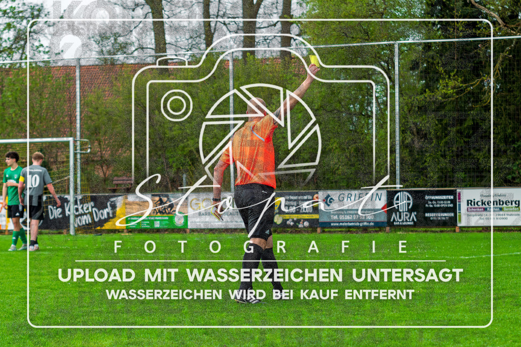 DZC_1261-Verbessert-RR | Marcel Scharlipp (Schiedsrichter) beim Herren Kreisliga HK Spiel zwischen FG Fulde-Stellichte und TSV Wietzendorf im Fulder Zentralstadion, Fulde (Simon Paul Stopat) - Realisiert mit Pictrs.com