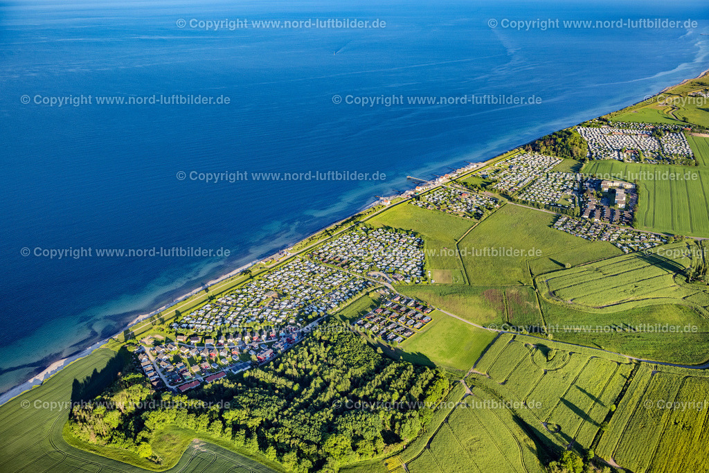 Süssau_Grube_Camping_Plätze_ELS_8705030622 | HERINGSDORF 03.06.2022 Campingplatz mit Wohnwagen und Zelten am Seeufer " Süssau " in Heringsdorf im Bundesland Schleswig-Holstein, Deutschland. // Campsite with caravans and tents on the lake shore " Suessau " in Heringsdorf in the state Schleswig-Holstein, Germany. Foto: Martin Elsen