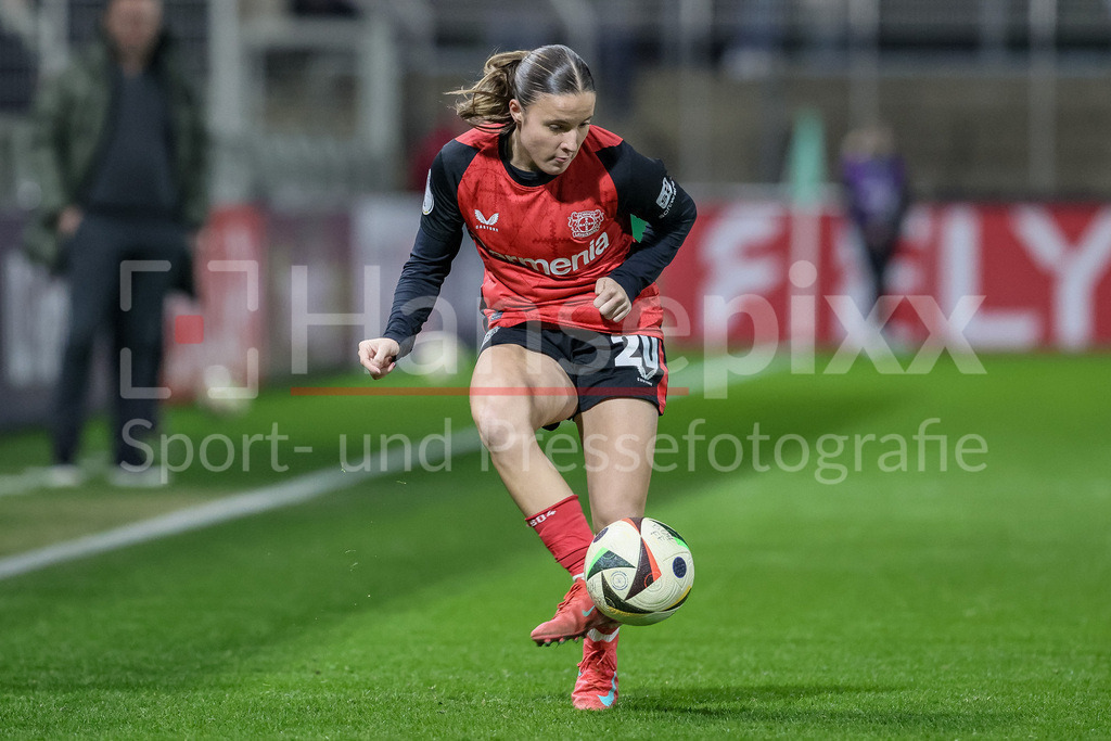 Fussball, DFB-Pokal Frauen, Bayer 04 Leverkusen - SV Werder Bremen | v.li.: Estrella Merino Gonzalez (Bayer 04 Leverkusen, 20) am Ball, Freisteller, Einzelbild, Ganzkörper, Aktion, Action, Spielszene, DIE DFB-RICHTLINIEN UNTERSAGEN JEGLICHE NUTZUNG VON FOTOS ALS SEQUENZBILDER UND/ODER VIDEOÄHNLICHE FOTOSTRECKEN. DFB REGULATIONS PROHIBIT ANY USE OF PHOTOGRAPHS AS IMAGE SEQUENCES AND/OR QUASI-VIDEO.