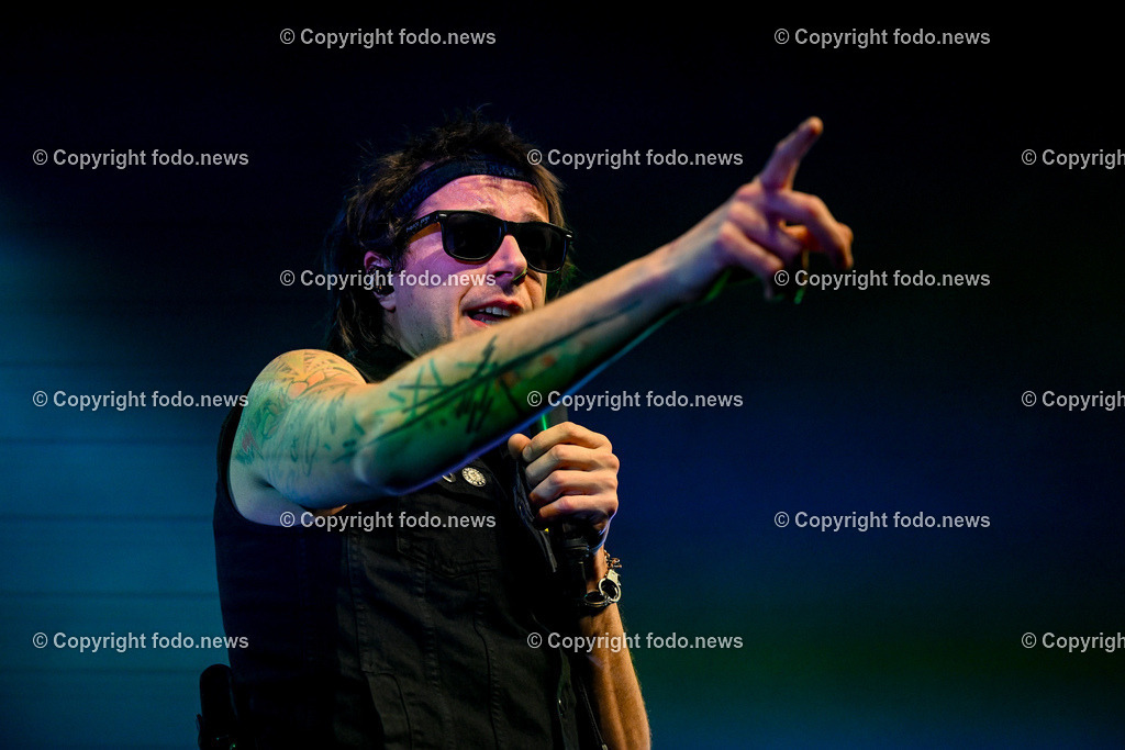 Posthof_ Turbobier_ Konzert_ 15.03.2024-68 | 15.03.2024, Linz, AUT, Posthof, Konzert Turbobier, im Bild Marco Pogo alias Dominik Wlazny (Saenger, Konzepter und Songwriter,  Gitarrist der oesterreichischen Punk-Rock-Band Turbobier, weiters Politiker der Bierpartei, Bezirksrat in Wien Simmering, Praesidentschaftskandidat, Arzt, Mediziner)