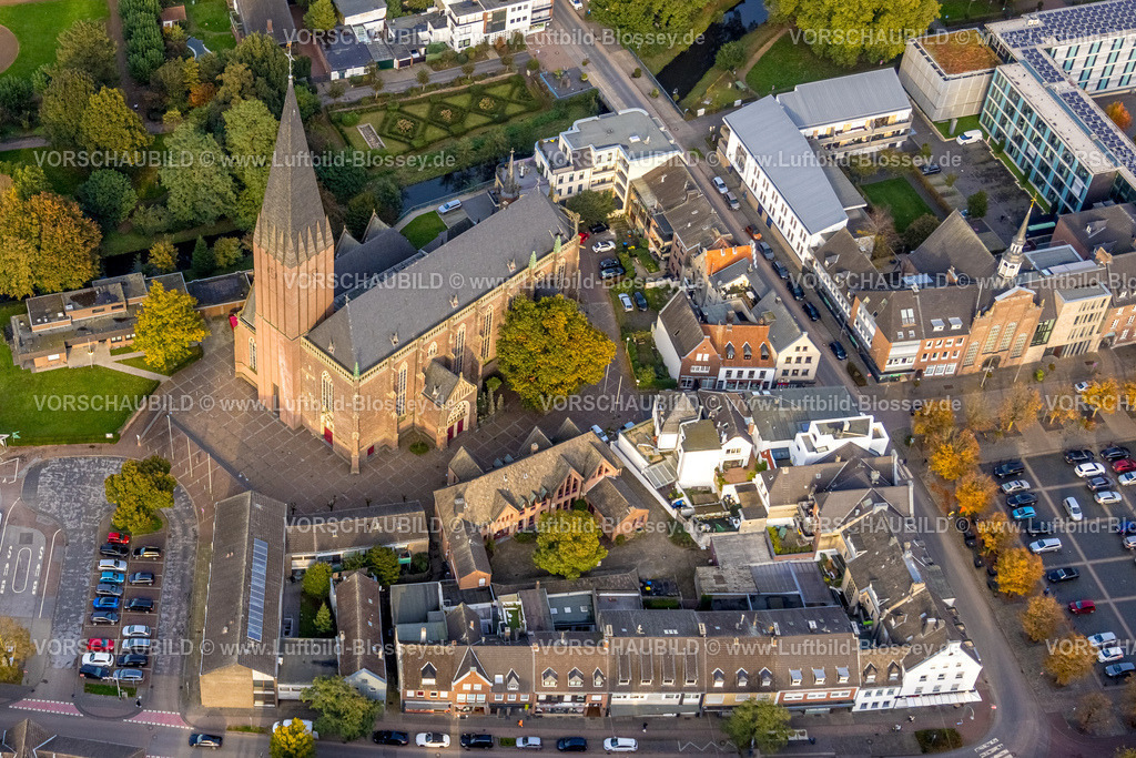 Goch241014484 | Luftbild, kath. Pfarrkirche St.-Maria-Magdalena am Stadtpark, Klosterplatz, Wohnhäuser Innenstadt, Goch, Niederrhein, Nordrhein-Westfalen, Deutschland