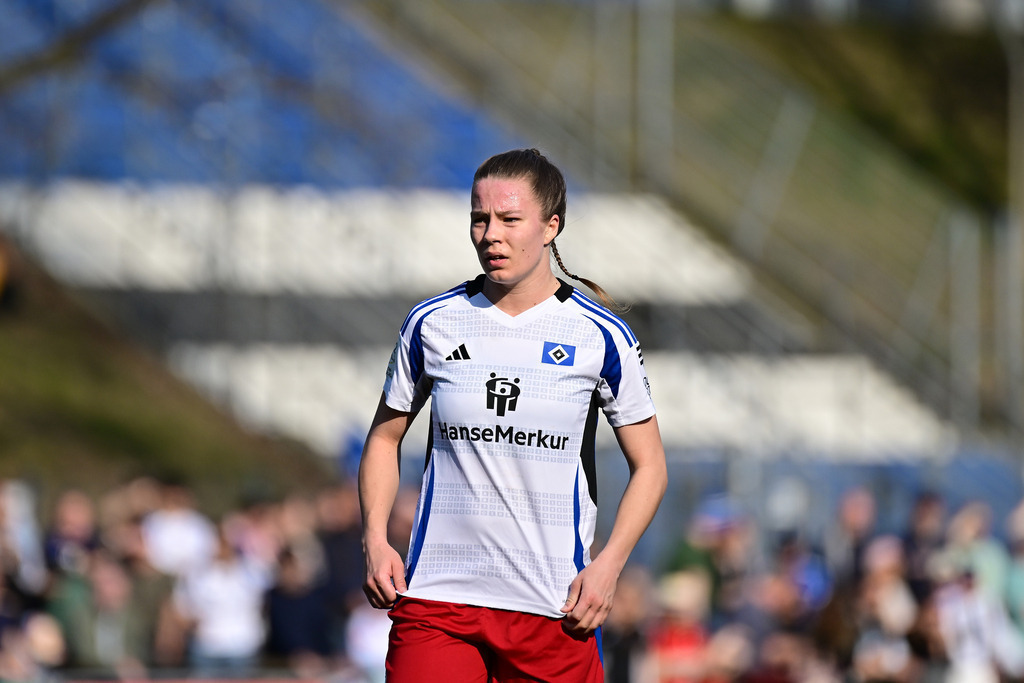 Fußball I Frauen I Saison 2024-2025 I 2. Bundesliga I 17. Spieltag I Hamburger SV - FC Bayern München II | Christin Meyer (16, Hamburger SV) - Realisiert mit Pictrs.com