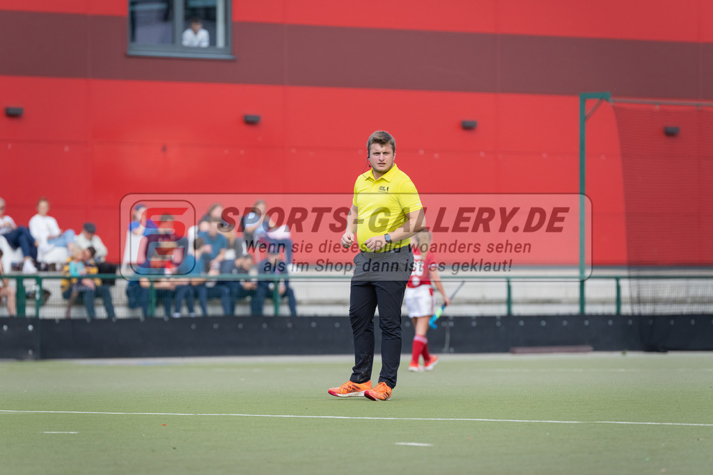HK_20220925_100154 | 1. Bundesliga Damen Düsseldorfer HC - Berliner HC  am 25.9.2022 DHC Düsseldorf, Düsseldorf , Y. Holzmüller ( SR )