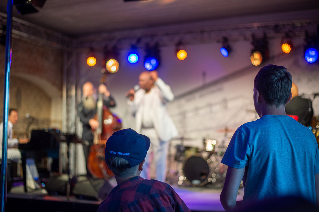 Summ Summ Salsa | Kinderkonzert Summ Summ Salsa mit Klazz Brothers & Cuba Percussion im Forte Belvedere Leisnig zum Festival Hallo Leisnig 2022. - Realisiert mit Pictrs.com