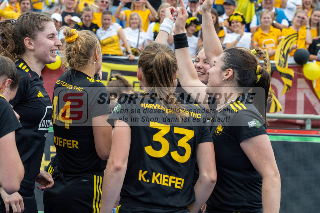 Final4_20250601-1221-HK108430 | Krefeld, Deutschland, 01.06.2025:  Feldhockey Final4 2025 – „Deutsche Feldhockey-Meisterschaften 2025“ Harvestehuder HTC - Düsseldorfer HC (Finale Damen) im Gerd-Wellen-Hockeyanlage am 01.06.2025 in Krefeld, Deutschland. (Foto von Kramhöller/Fehrmann/Kaste)Krefeld, Germany, 01.06.2025: Feldhockey Final4 2025 – „Deutsche Feldhockey-Meisterschaften 2025“ Harvestehuder HTC - Düsseldorfer HC (Finale Damen) in Gerd-Wellen-Hockeyanlage at 01.06.2025 in Krefeld, Deutschland. (Foto from Kramhöller/Fehrmann/Kaste)