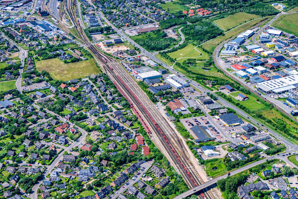 Sylt_Tinnum_Gleise_ELS_4631130625 | SYLT 13.06.2025 Gleisverlauf und Bahnhofsgebäude des Bahnhofs " Westerland(Sylt) " der Deutschen Bahn im Ortsteil Westerland in Sylt im Bundesland Schleswig-Holstein, Deutschland. Weiterführende Informationen bei: DB InfraGO AG,  Deutsche Bahn AG,  Sylter Verkehrsgesellschaft. // Station railway building of trainstation " Westerland(Sylt) " of the Deutsche Bahn in the district Westerland in Sylt in the state Schleswig-Holstein, Germany. Further information at: DB InfraGO AG,  Deutsche Bahn AG,  Sylter Verkehrsgesellschaft. Foto: Martin Elsen