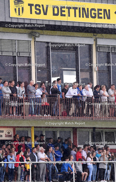 Fussball Eichenbergpokal Turnier in Dettingen 2018  | Fussball Eichenbergpokal Turnier in Dettingen 2018    22.07.2018FinaleTSV Dettingen - SV HirrlingenZuschauer suchen am TSV Sportheim vor dem RegenFOTO: Pressefoto ULMER/Markus UlmerxxNOxMODELxRELEASExx