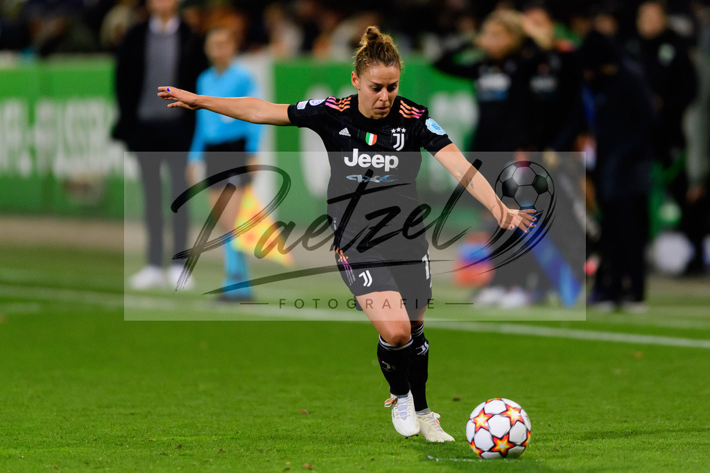 WOBJUV20211118_167 | Fussball, Frauen: Lisa Boattin (Juventus FC) in Aktion, am Ball, Einzelaktion bei dem Spiel der UEFA Women´s Champions League zwischen VfL Wolfsburg und Juventus Turin im AOK-Stadion am 18.11.2021 in Wolfsburg, Deutschland. - Realisiert mit Pictrs.com