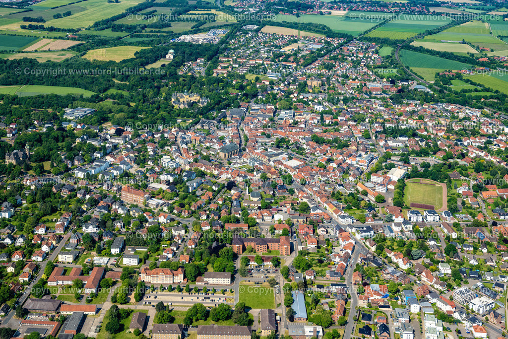 Bückeburg_ELS_4630050623 | BüCKEBURG 05.06.2023 Stadtzentrum im Innenstadtbereich in Bückeburg im Bundesland Niedersachsen, Deutschland. Weiterführende Informationen bei: Stadt Bückeburg. // The city center in the downtown area in Bueckeburg in the state Lower Saxony, Germany. Further information at: Stadt Bueckeburg. Foto: Martin Elsen